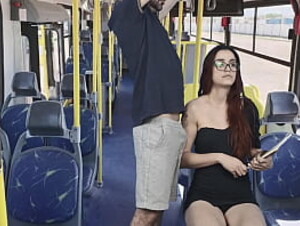 Encoxei novinha estudante no onibus e acabei gozando em seus peitinhos!