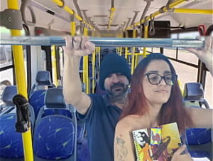 Estudande e fodida por estranho dentro do onibus!