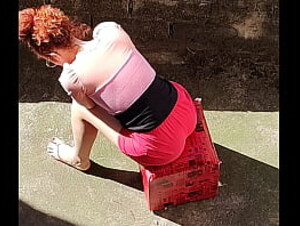 Ruivinha gostosa tomando um sol