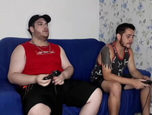 Apostando o Cu No Video Game e o Puto Saiu Daqui Vazando Leite - Parte 1 - Tava em casa cheio de tes&atilde_o e meu amigo meu aqui jogar, mas meu 