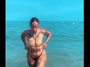 Sirena provocativa y sensual por la playa de M&aacute_laga. Bella cara, perfecto cuerpo y culo grande