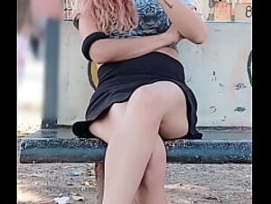 Esposa milf  cheia de tes&atilde_o exibindo sua buceta em pra&ccedil_a p&uacute_blica a luz do dia