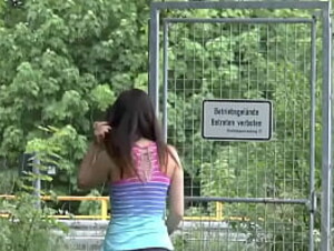 Hot Girl Wants To Fuck While We Were Walking In the Park - Deutsch