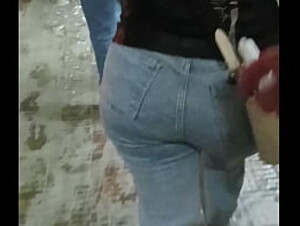 Nalgona deliciosa en la calle le doy mi semen en su espalda