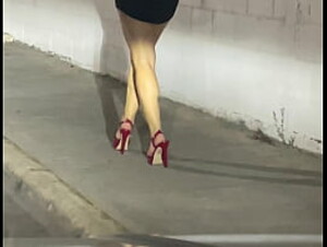 Sexy Esposa en Tacones Rojos