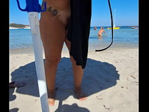 teresa jones fa esibizionismo nella spiaggia si masturba con la gente vicino viene vista mentre a orgasmo