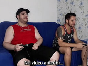 Apostando o Cu No Video Game e o Puto Saiu Daqui Vazando Leite - Parte 2 - Tava em casa cheio de tes&atilde_o e meu amigo meu aqui jogar, mas meu 