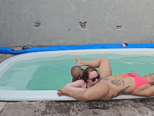 BATENDO UMA NA PISCINA E FUDENDO DUAS GOSTOSAS COM GOSADA DENTRO