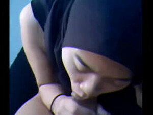 Dina jilbab hitam keenakan dientot kontol gede