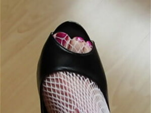 Isabelle-Sandrines shows her peeptoes, wearing fishnet stockings