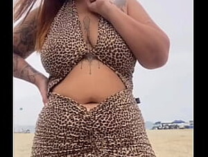 FUI S&Oacute_ DE VESTIDO SEM CALCINHA PRA PRAIA, UM F&Atilde_ SE APROXIMOU E FICAMOS CONVERSANDO PUTARIA