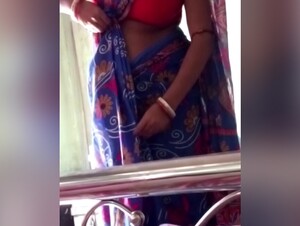 Indian Bhabi Dress Change Sari