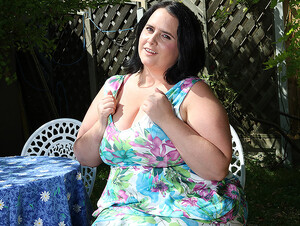 This Curvy Mama Plays With Herself In The Garden - MatureNL