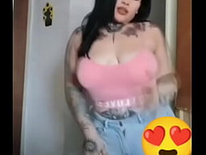 Nalgona moviendo la cola bien rico