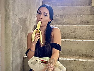 A MI VECINA LE GUSTA TANTO LA BANANA QUE AHORA TIENE GANAS DE LA MIA - PORNO EN ESPA&Ntilde_OL