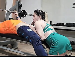 Lo provoqu&eacute_ y me foll&oacute_ en el gym.Sexo arriesgado, casi nos descubren